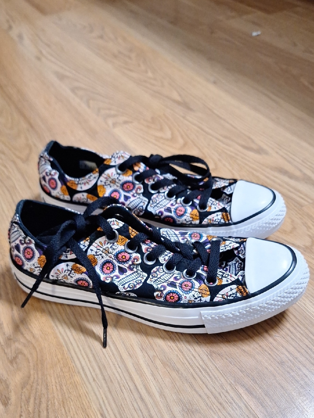 Converse Low-Top Dia De Los Mueutos Floral Sugar Skull Print Sneakers